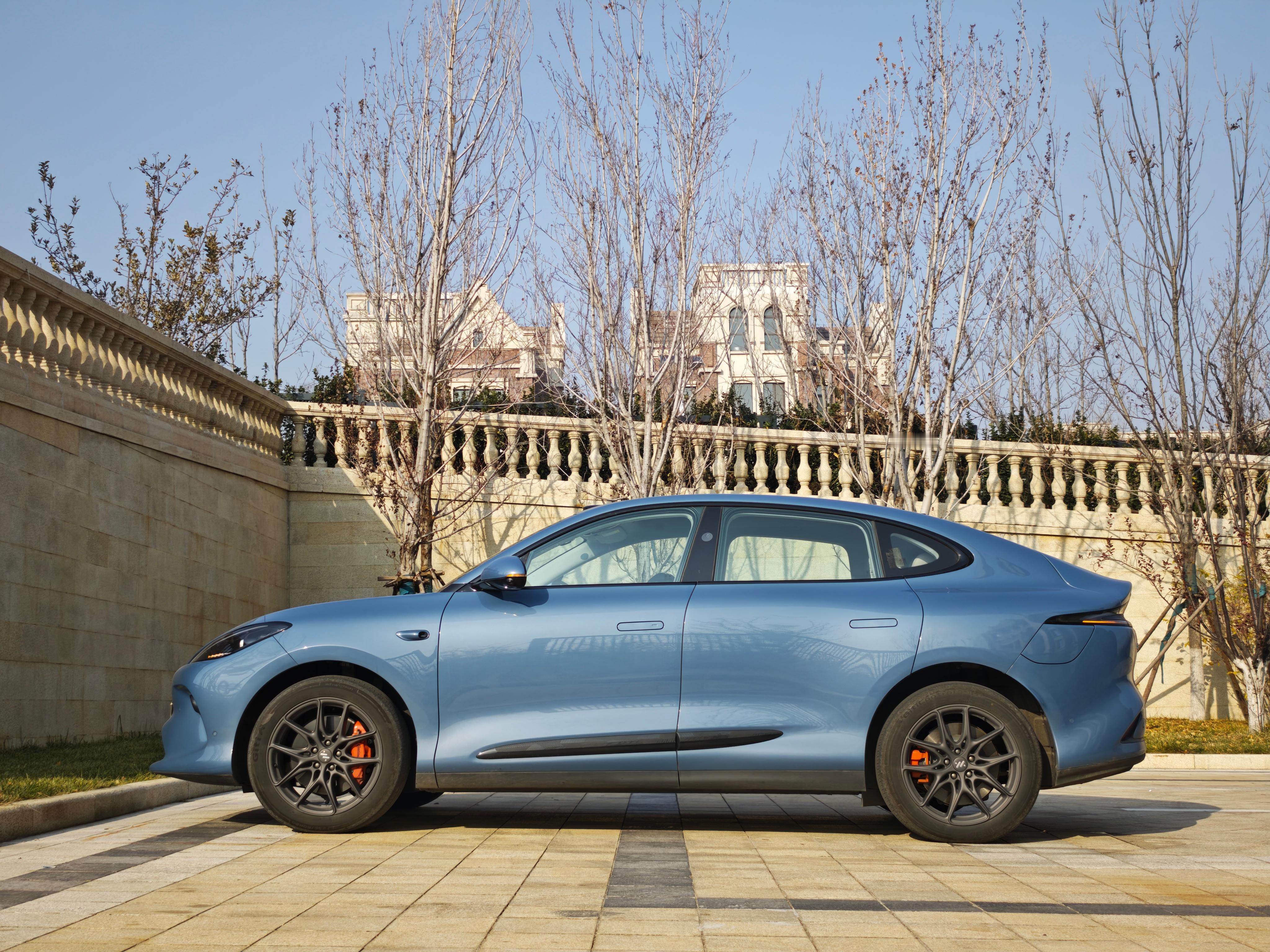 天空的蓝色和车身蓝色不符，定然是天气一般，空气不好，不出门了，回家喝手冲吧～车加