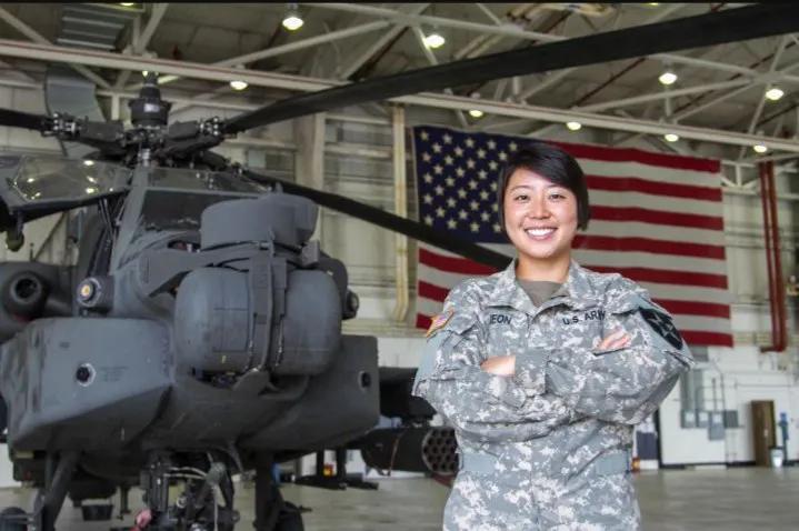 来自第2航空团第2航空团第4空中侦察营的AH-64阿帕奇直升机飞行员莎拉·全中尉