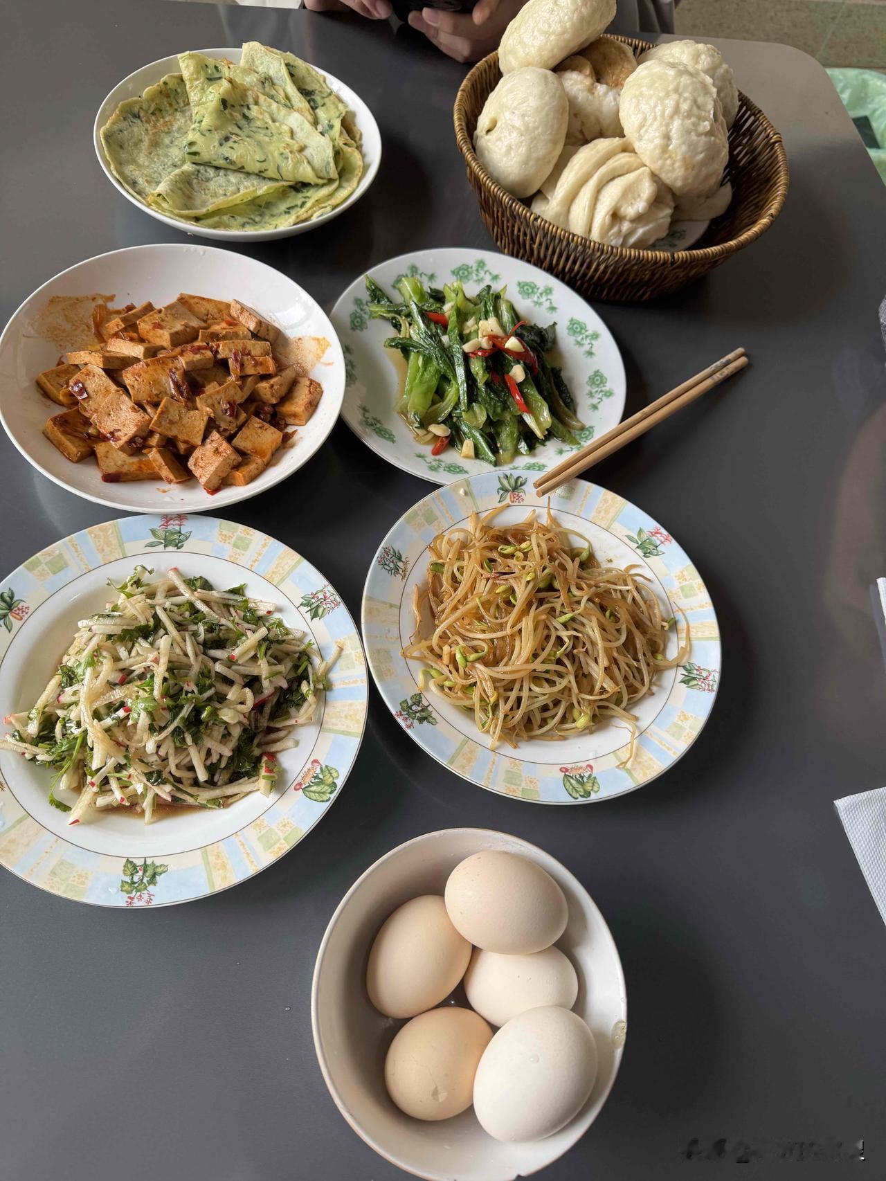 今天的早餐，好家伙，挺丰盛。地地道道的土饭。土鸡蛋糖包子胡萝卜羊肉包。