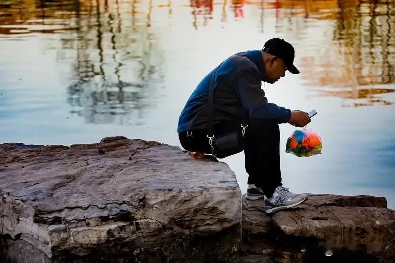 那些不买养老金，养老金低的人在哭穷叫惨，哭爹叫娘，其实并不是什么坏事，闹的动静越