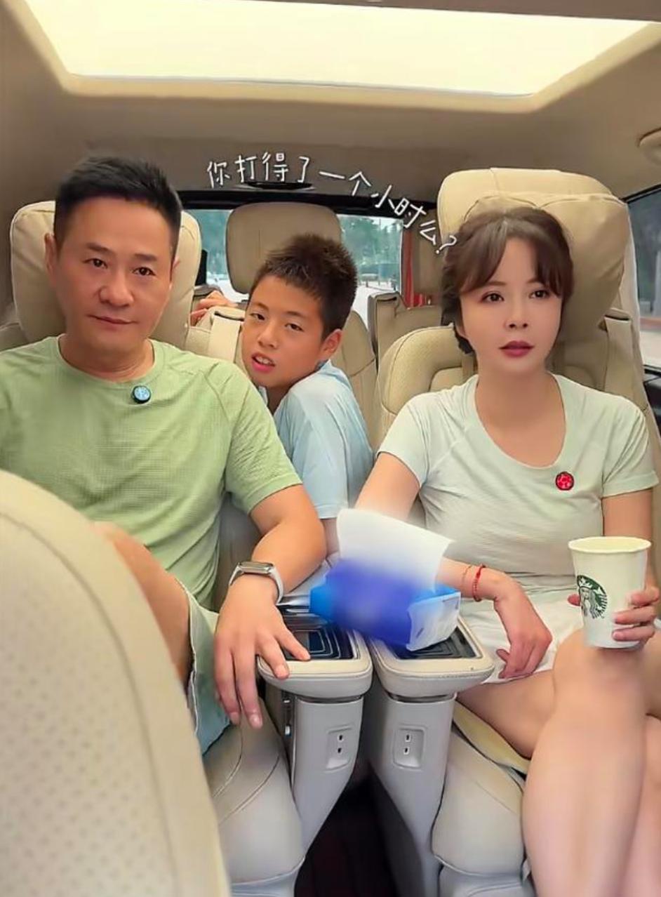 53岁连奕名带家人打球，杨若兮越长越像蔡明，11岁儿子龅牙严重，一家人有说有笑，