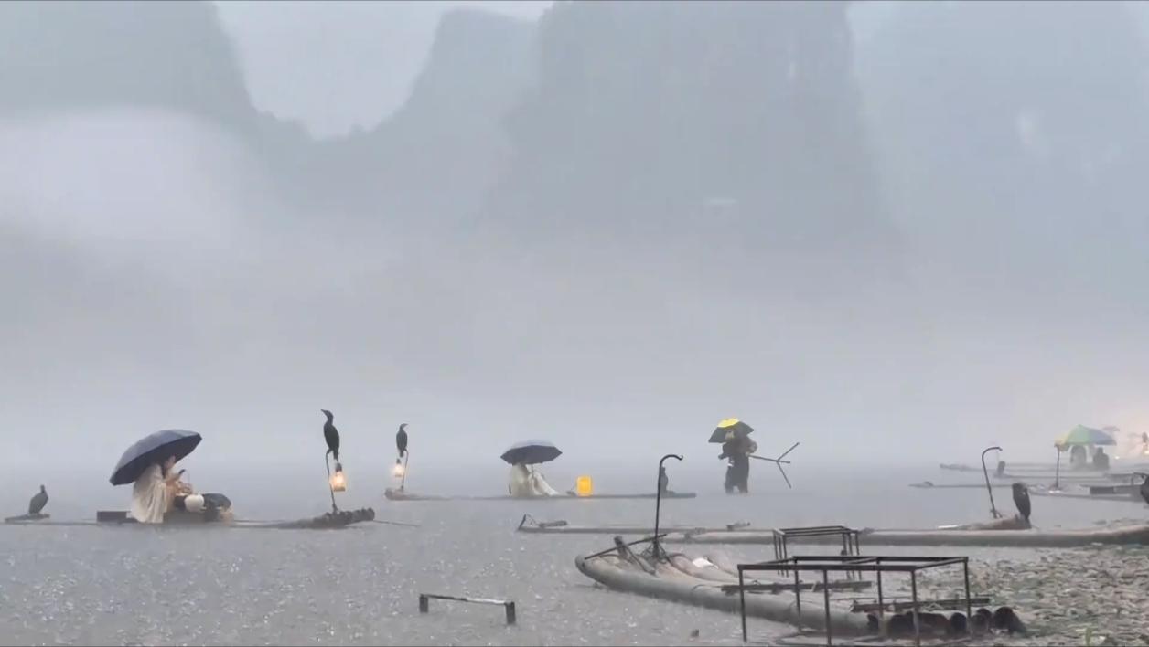 烟雨漓江！镜头里的古风仙境，背后藏着摄影人的风雨坚守一场绵绵细雨，把阳朔漓