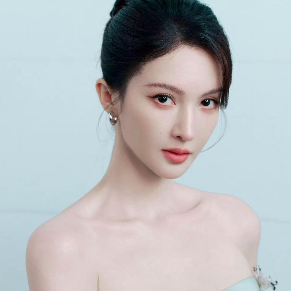 实话实说，只看模特的锁骨，就会觉得她的身材多么出色。这样的锁骨，大概率可以养鱼。
