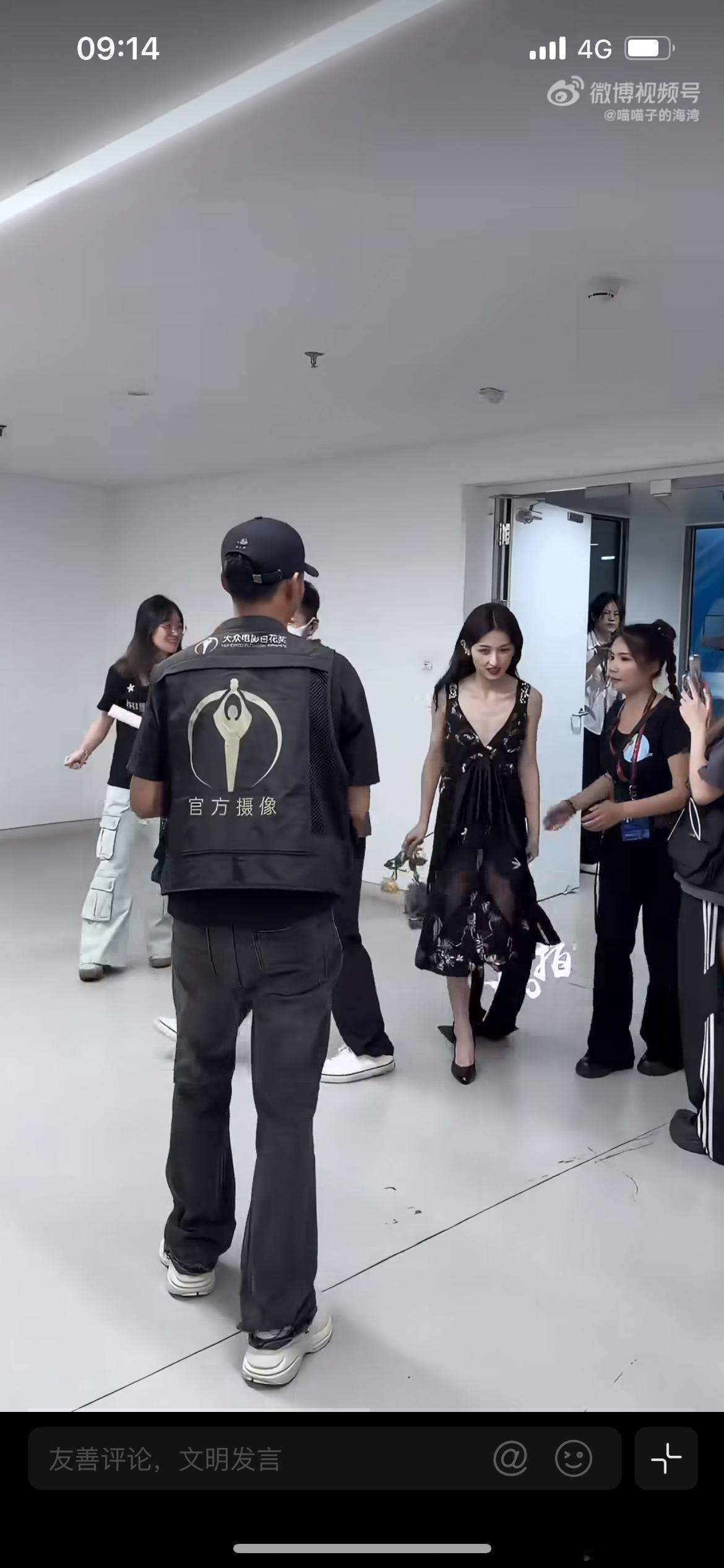 宋祖儿大腿都快和脖子一样细了，宋祖儿出席活动的一组无修生图流出，镜头下她四肢格外