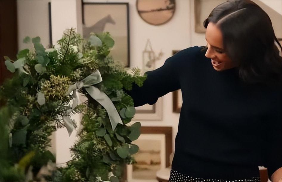 不过是布置个圣诞树嘛，有什么难的？！[微笑]梅根既要打造奢华圣诞氛围，又想接地