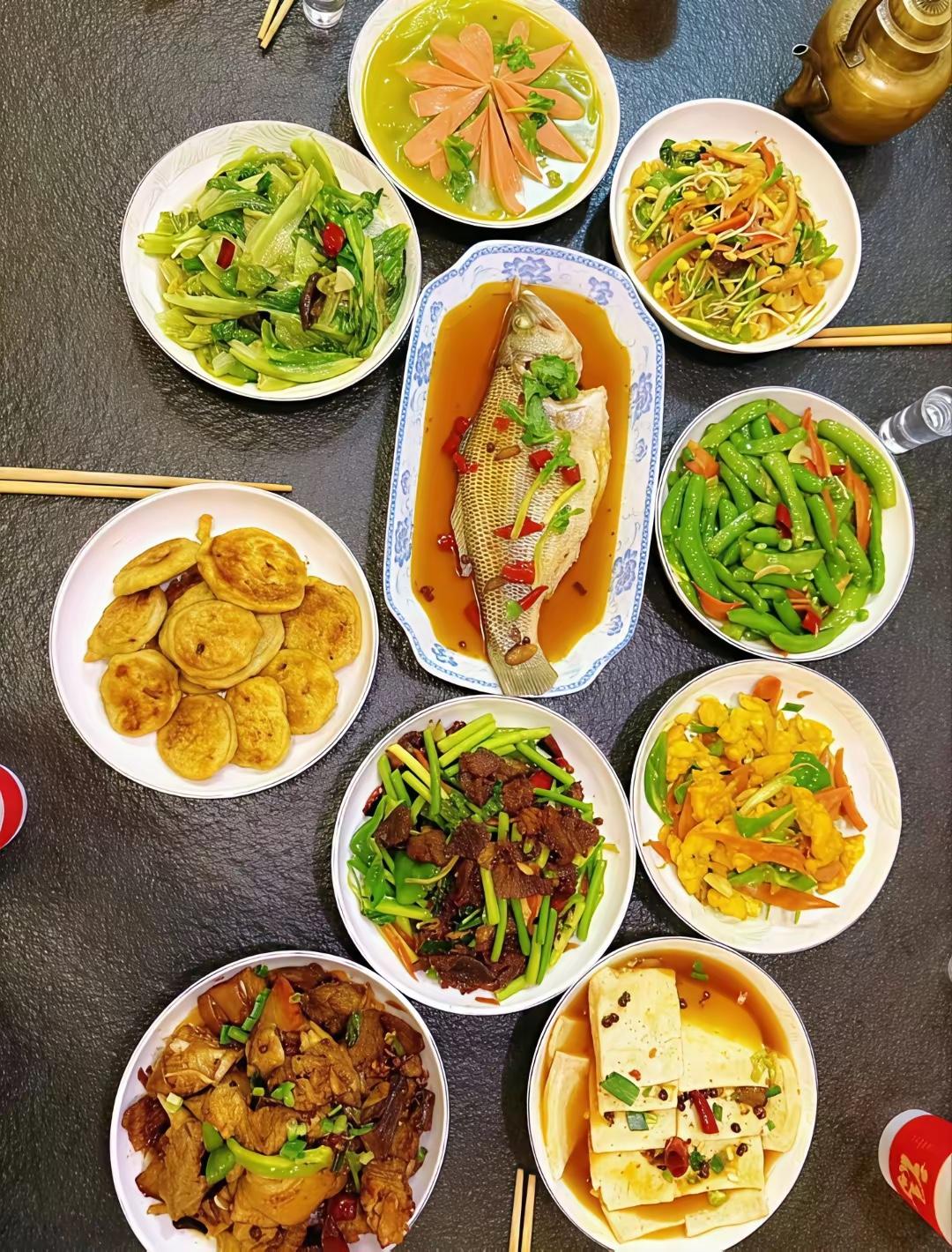 朋友昨天在家做的午饭，我去时带了瓶200元左右的酒，好久没聚了，大家在一起吃个饭