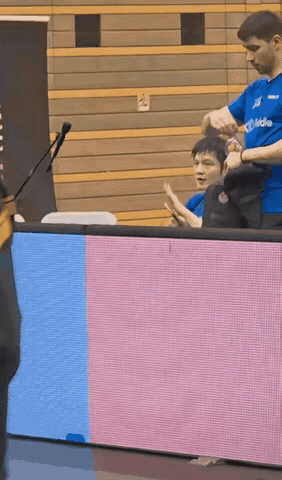 弗朗西斯卡脾气太好了，刚刚打开一瓶水，樊振东便顺手拿过去了，一切流畅自然！