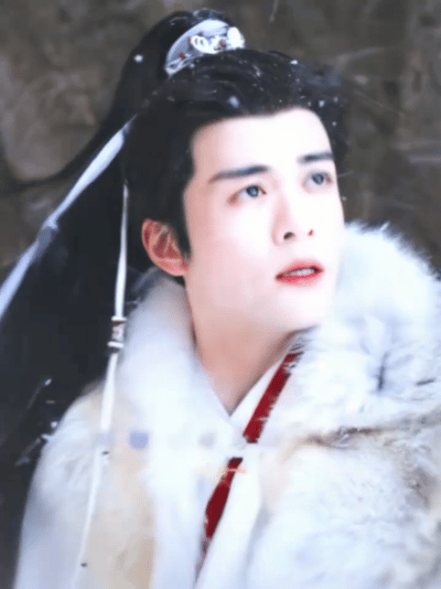 《唐诡长安》开篇便悬念迭起，“夺命金桃”案宛如利刃，瞬间撕开盛世的华丽假面。康国