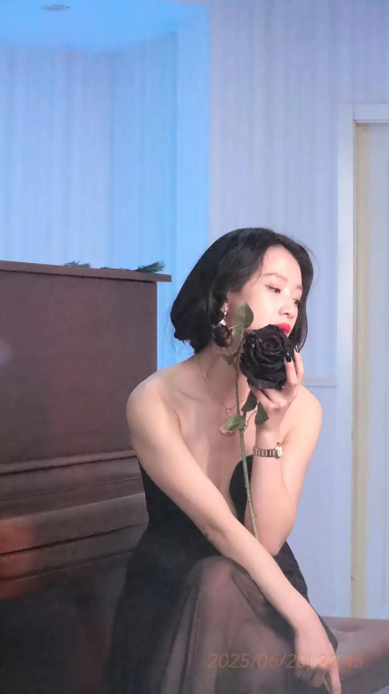 李梦，虽然口碑不好，但演技一流。虽然，颜值一般，但却很有韵味。虽然，身材一