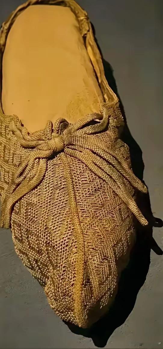 看看古代的麻织品是多么的精美，不知道这样的手艺现在失传没失传。以前一直以为拖鞋是