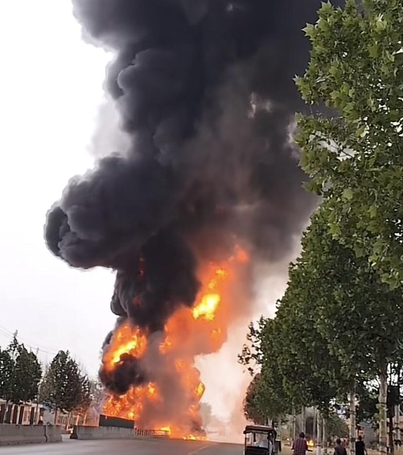 5月8日河南一重载油罐车发生侧翻，罐内的油迅速起火，大火烧得又快又猛，蘑菇云一朵