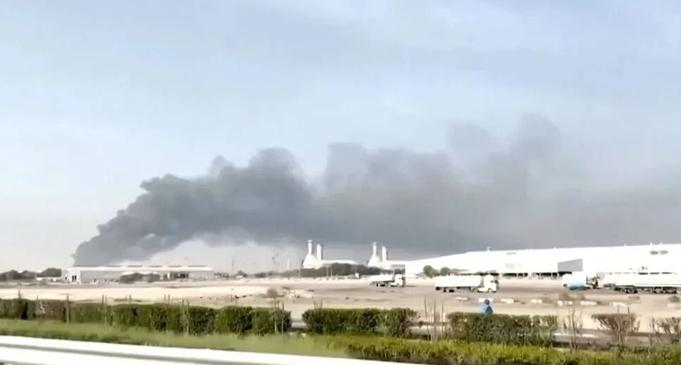 伊朗没打军事基地，没炸油田，没瞄准航母。它打的是一个数据中心——而这一刀，让美国