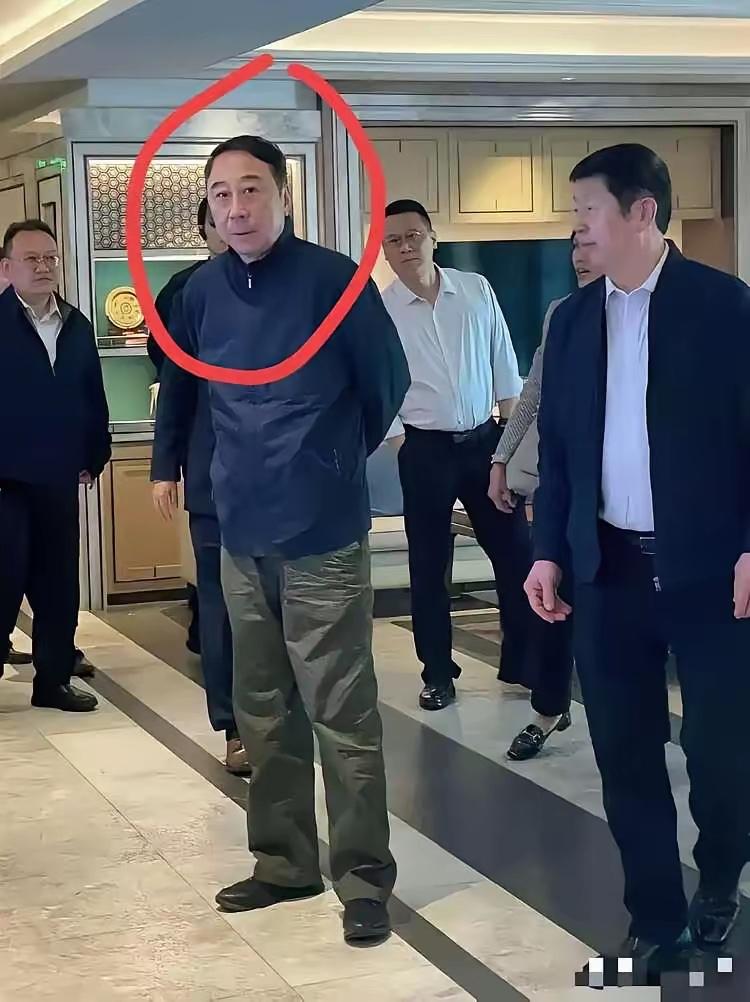 看照片这不是冯巩老师吗曾经的一代小品、相声大师怎么穿上正装了看照片上的状