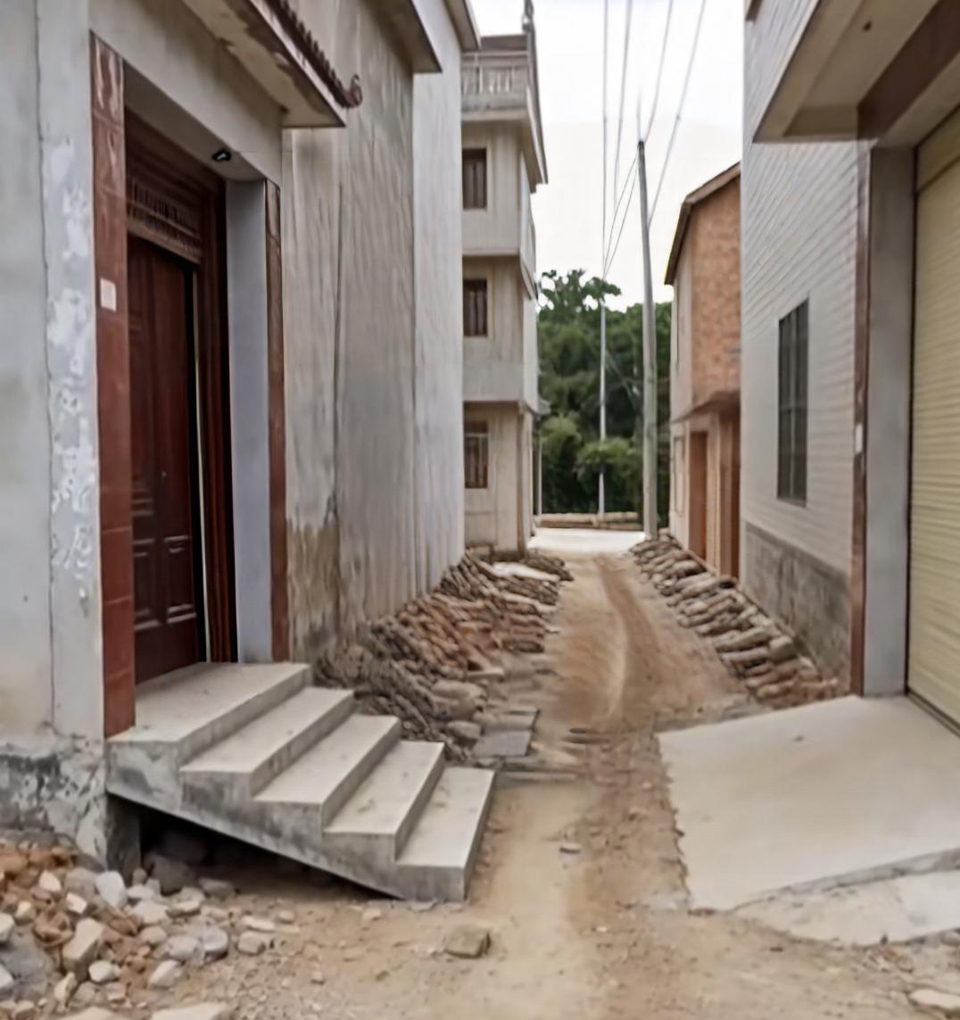 记录生活，随手拍张照俗话说得好：远亲不如近邻，近邻不抵对门。可是如图所示这两对门