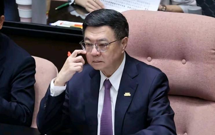 卓荣泰点名批评郑丽文称，郑丽文实在是玩火玩过了头！4月12日，根据岛内媒体报道，