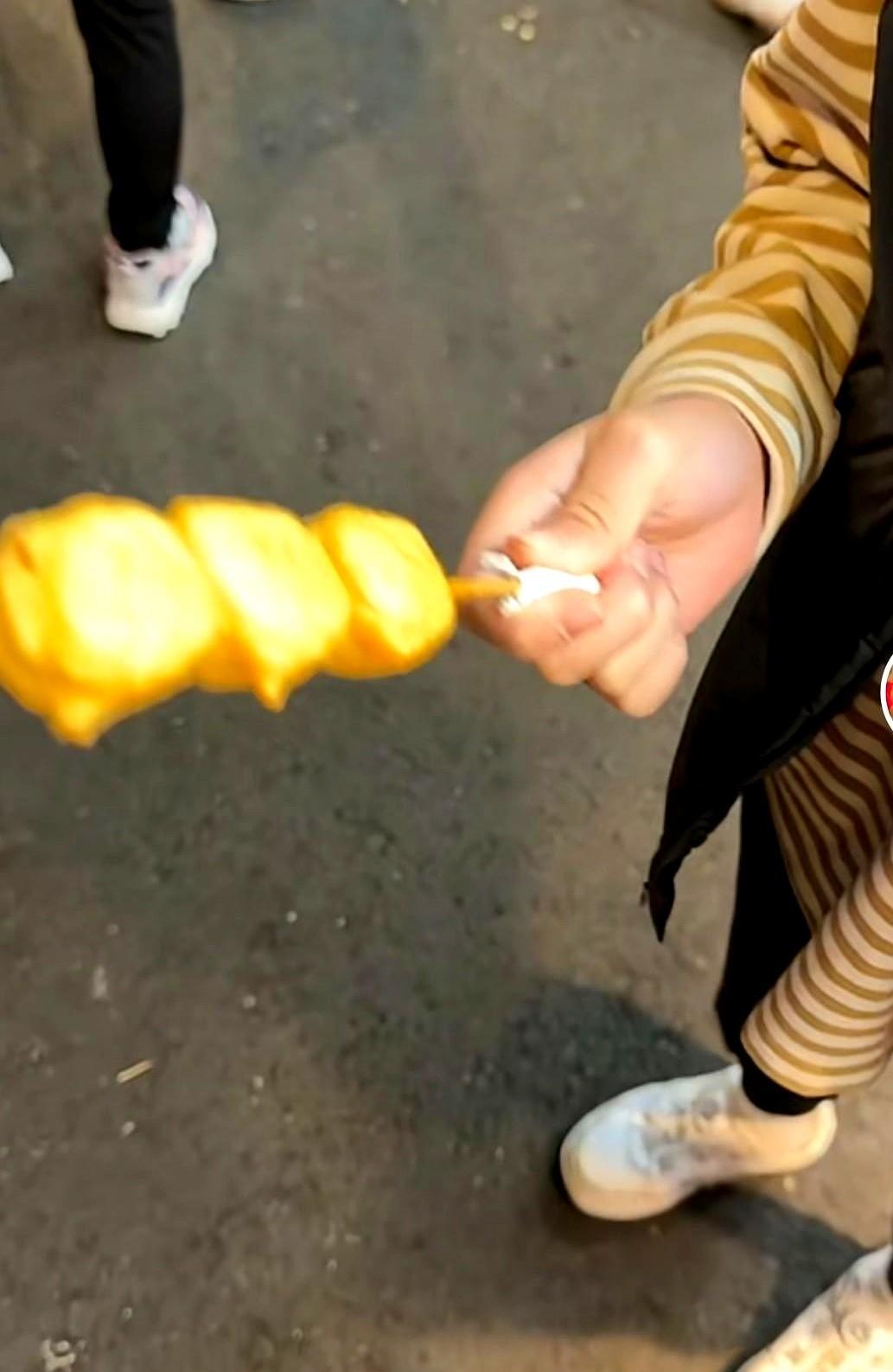 汪小菲当时就懵了。儿子捏着地瓜球，第一句是“给马阿姨和玥儿也带一份”，紧跟着补