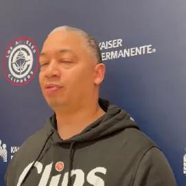 快船的更衣室泰伦卢彻底掌控不住了，今天接受采访无奈的说，因为球队有部分球员不能参