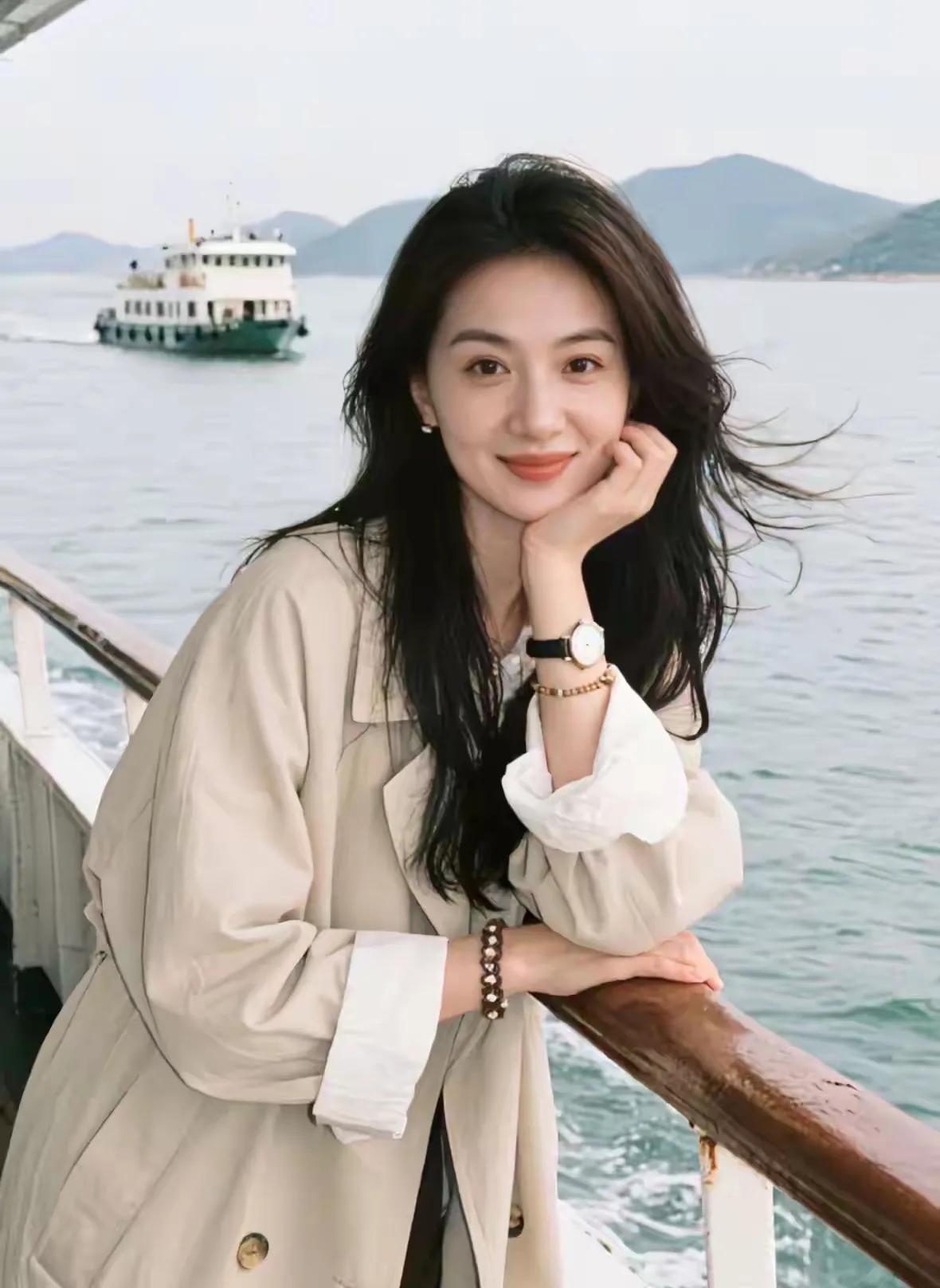30岁的单身小伙，被妈妈逼着去相亲。一见面，两人都笑了，原来对方竟是大学时的初恋