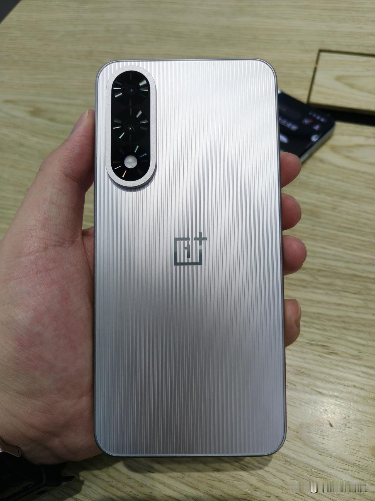 一加Ace5至尊版，真的有点可惜了...原本对这个新外观还是挺有好感的