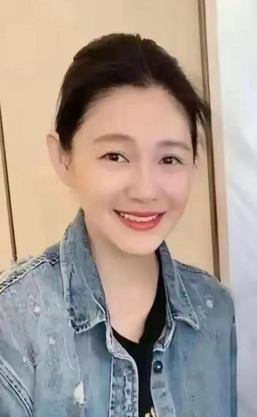 大S临终前紧握女儿小玥儿的手，眼神里藏着无尽牵挂。或许她在懊悔当初的决定——