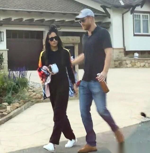 哈里梅根带着俩娃在街上要糖的照片，我看了半天。就那一瞬间，什么王子、公爵夫人、