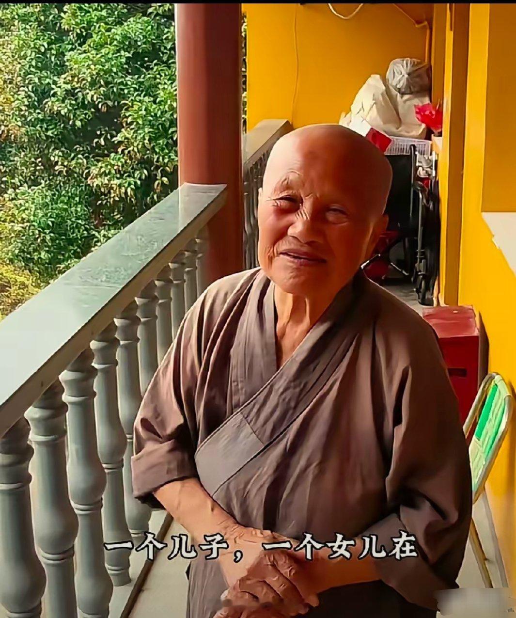 印开师太是王菲母亲夏桂影的姐姐，如今已是八十八岁高龄。王菲早年专程到访九华山探望