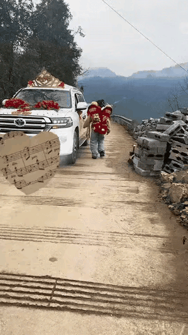 同样是婚车旁的互动，有的让人反感皱眉，有的却让人忍不住会心一笑。云南那位背着龙凤