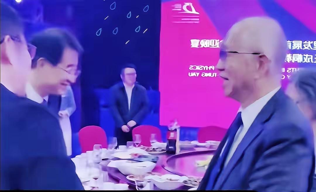 高志凯讲过一个事，挺有意思。他说国内有些“精英”，孩子在美国读书，房子在湾区，退