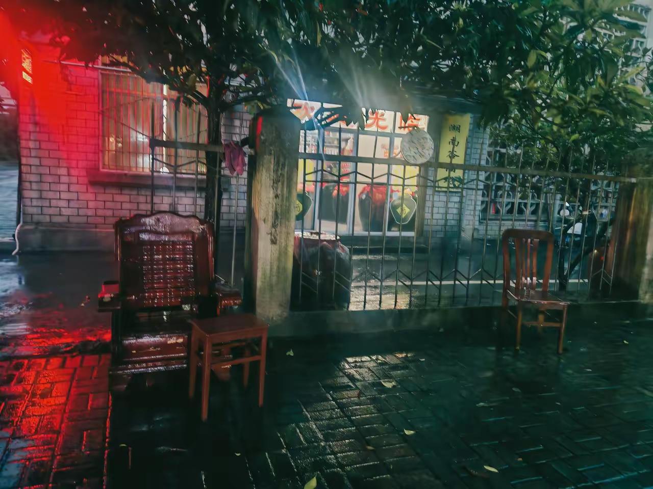 我不敢遇到熟人，这苦谁知晓。两儿子大学已毕业，都工作无着落，还在苦苦寻找中。我