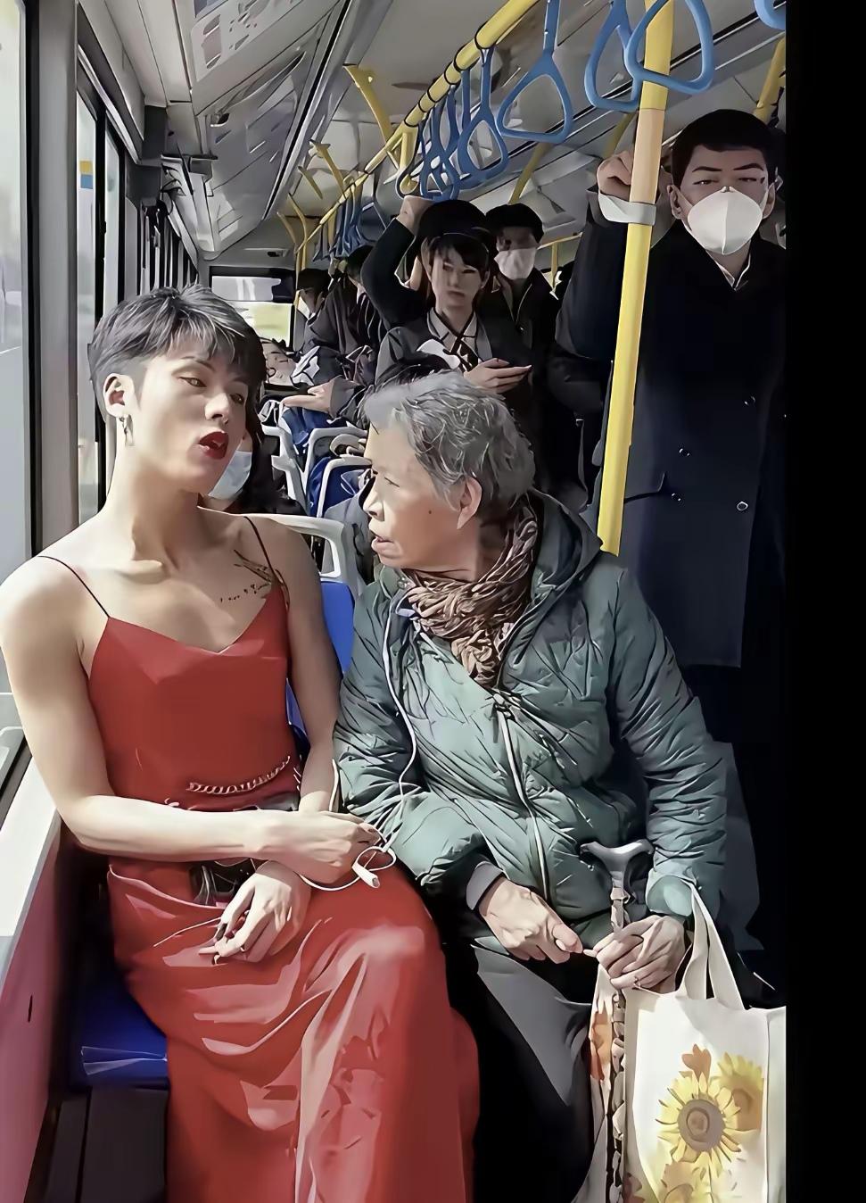 大妈与小伙表情太绝了[赞][捂脸哭]初冬时节，某地公交车上。大妈与一位身穿红