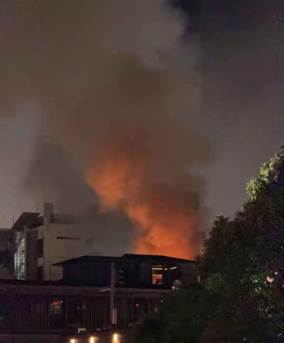 日本京都著名景点突发火灾木屋町在京都的晚上总是很热闹，沿着河边全是小馆子，吃饭的