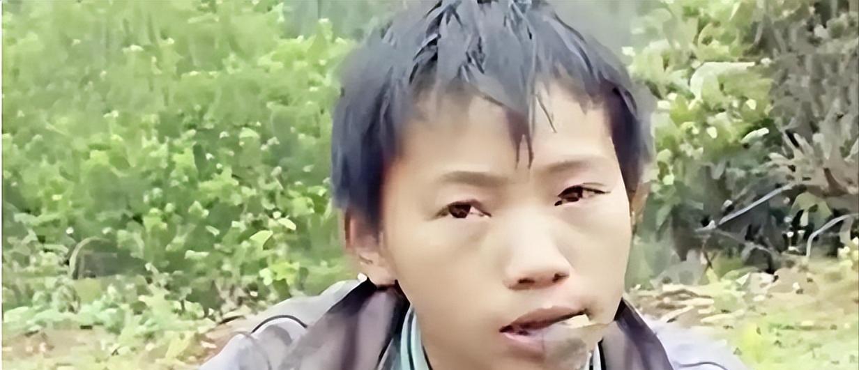 2006年，广西6岁男孩父亲意外离世，母亲弃他而去，他靠吃野菜为生。未曾想，14