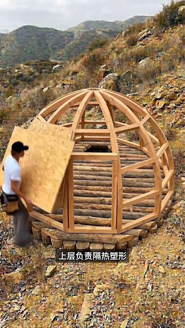 深山造地下屋。谁能想到男子买不起城里商品房，干脆钻进荒凉石头深山，亲手给自己挖