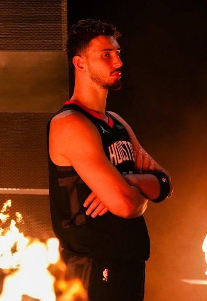 联盟第二中锋？本赛季至今的申京：——场均出战35.9分钟——23分9.4篮板