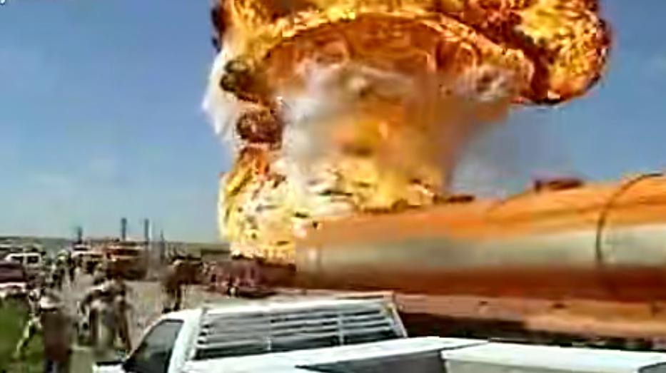 假如无耻的美国抢了一艘中国的油轮，到自己家的港口突然发生了爆炸，炸死了很多人，港