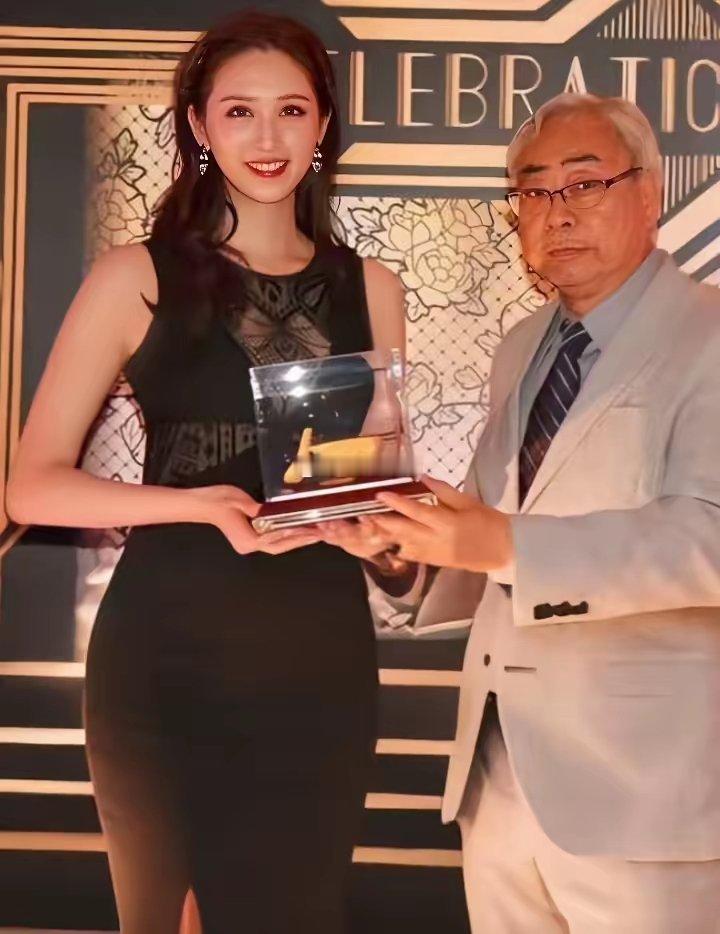 这个男人很有名，这个女人很漂亮！