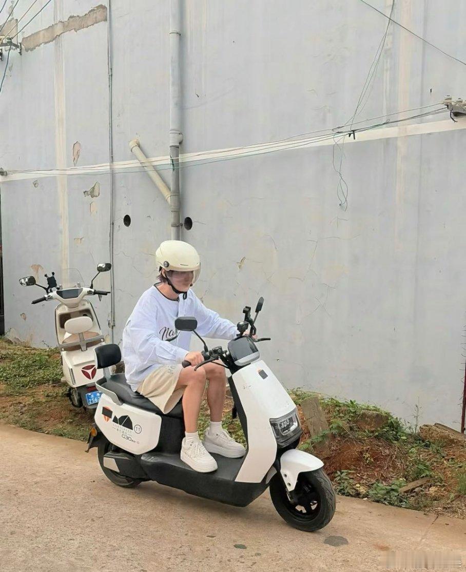 鹿晗骑小电驴上班，被粉丝围观时不忘鞠躬打招呼，这礼貌程度必须点个赞！鹿晗骑车都要