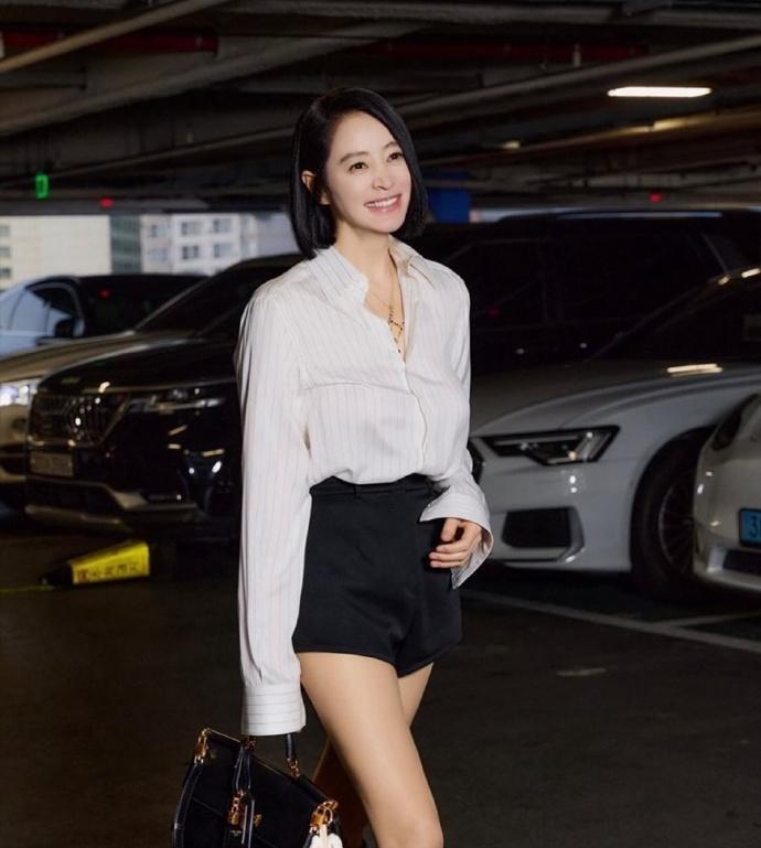 我的妈呀！比林志玲还要冻龄啊！54岁的韩国演员金惠秀近照曝光！从画面我们可以