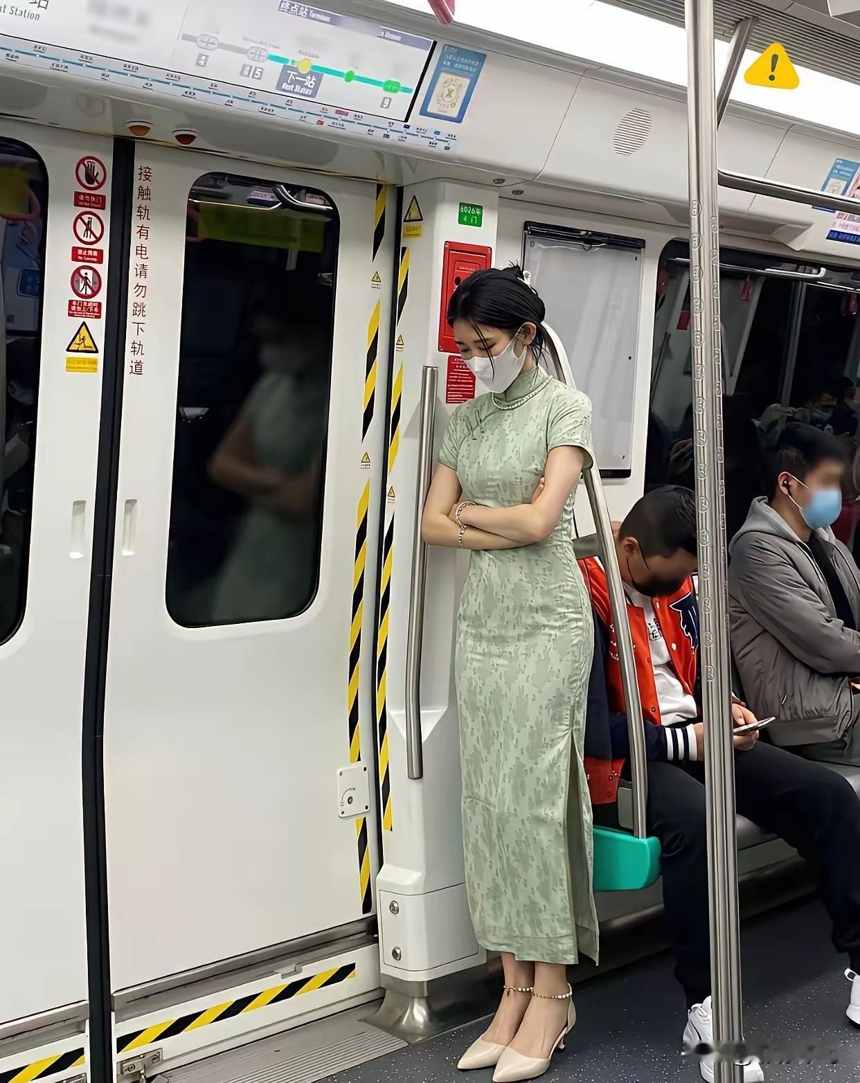 在地铁上看到的一幕，让人心头一酸。今天坐地铁末班车，看到一位穿浅绿色旗袍的