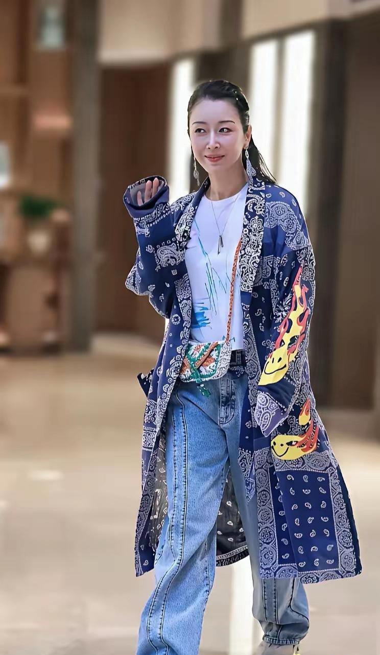 这真的是孙悦吗？简直太惊艳了！她早年是内双、眼睛较小，如今双眼皮更明显，眼角自然