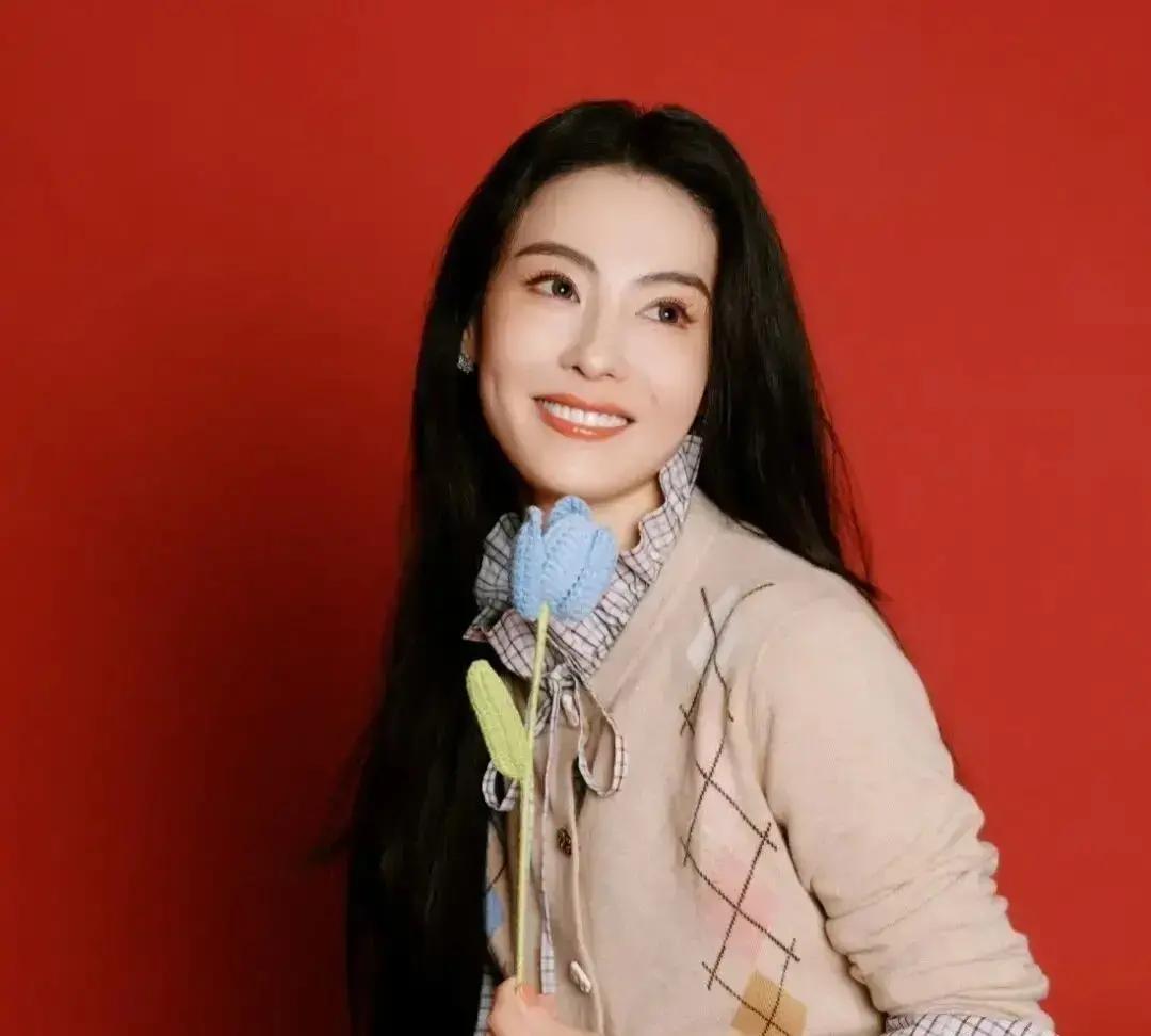 别再嘲张柏芝卖惨！她法庭哭到发抖的背后，第三方报告藏着3个让经纪人慌神的细节