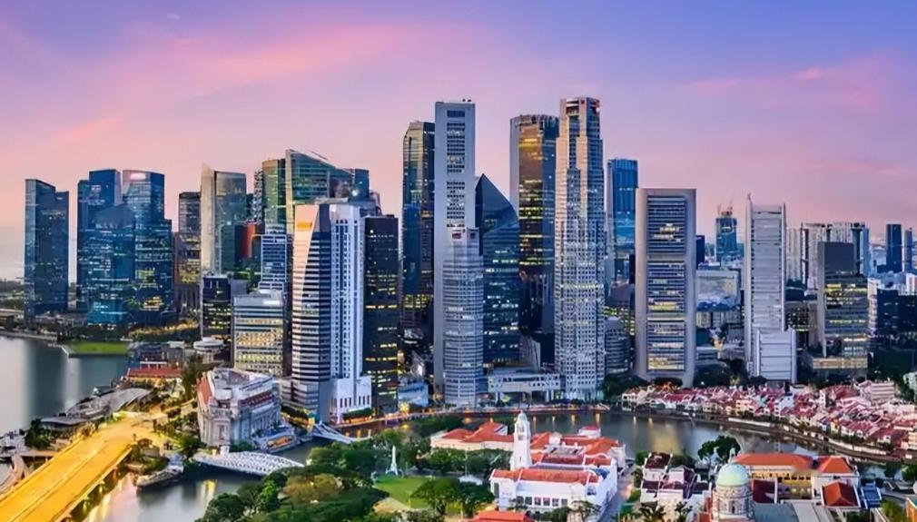 新加坡这个曾经的财富天堂，近来风向似乎变了。大量富豪带着真金白银涌入，却也在悄然