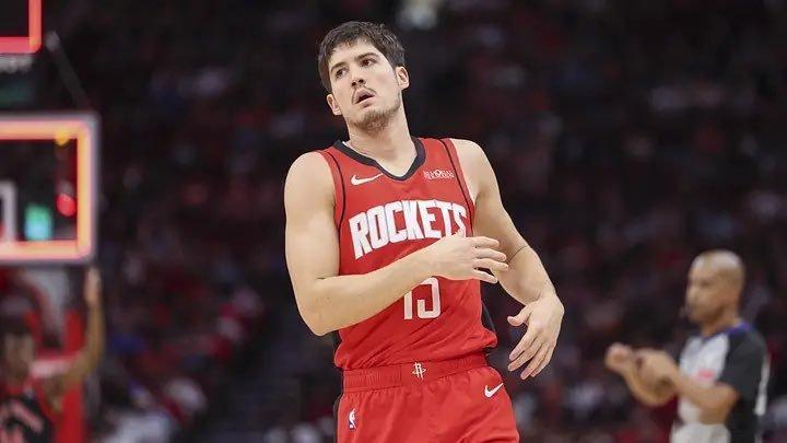 BleacherReport的安德鲁·贝利认为火箭应该尝试在选秀中向上交易：