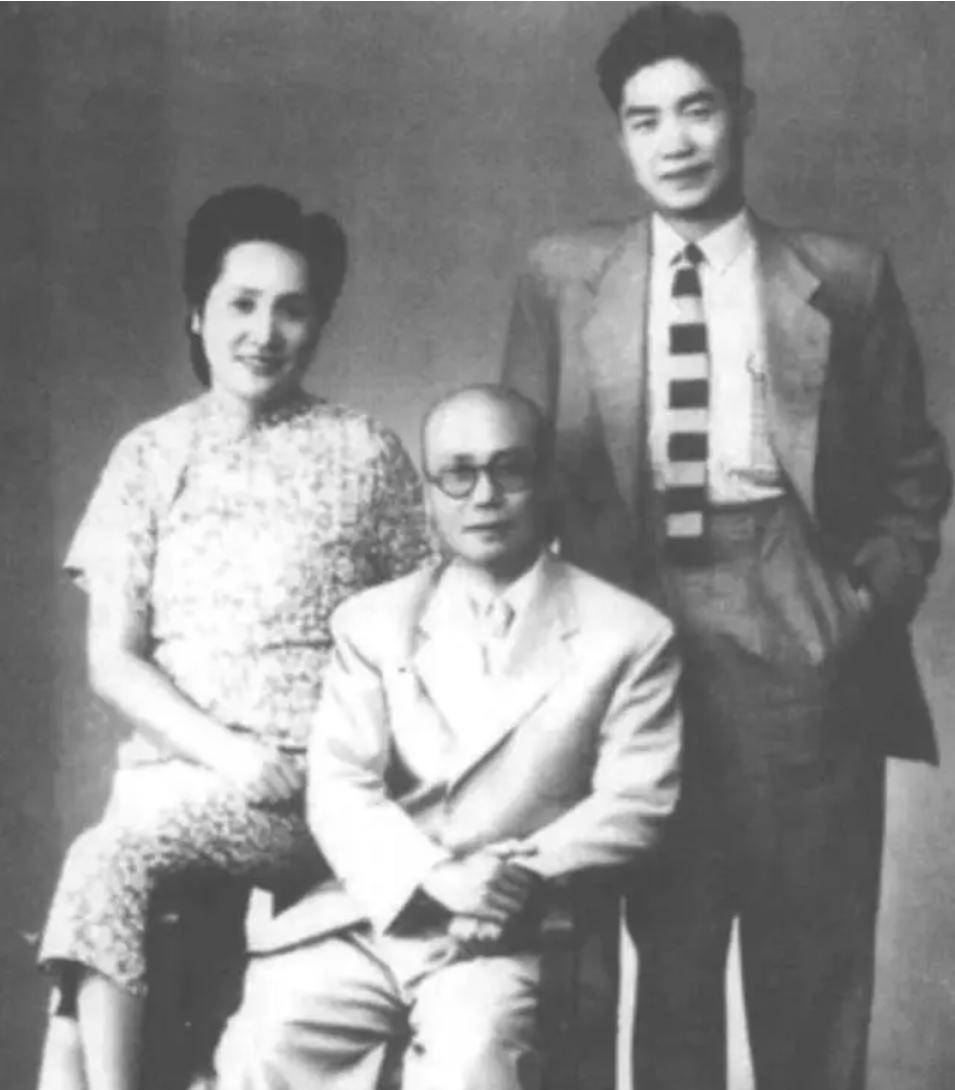 1946年，地下党前往指定地点与人接头时，突然看到来人是国军中将，大惊之下脱口而