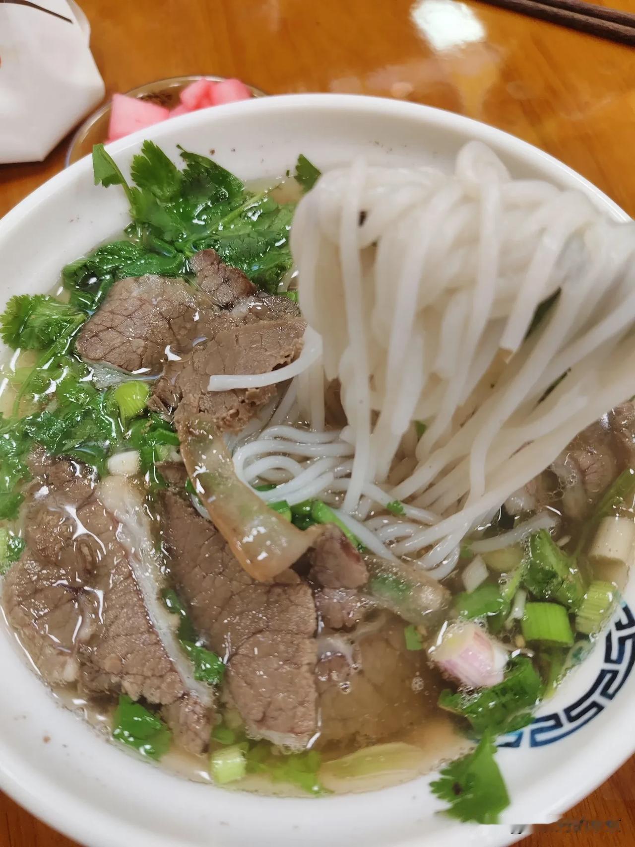 贵阳胡同里的小吃～花溪牛肉粉。十二块一碗的细条原汤花溪牛肉粉，爽滑的米粉上面竟