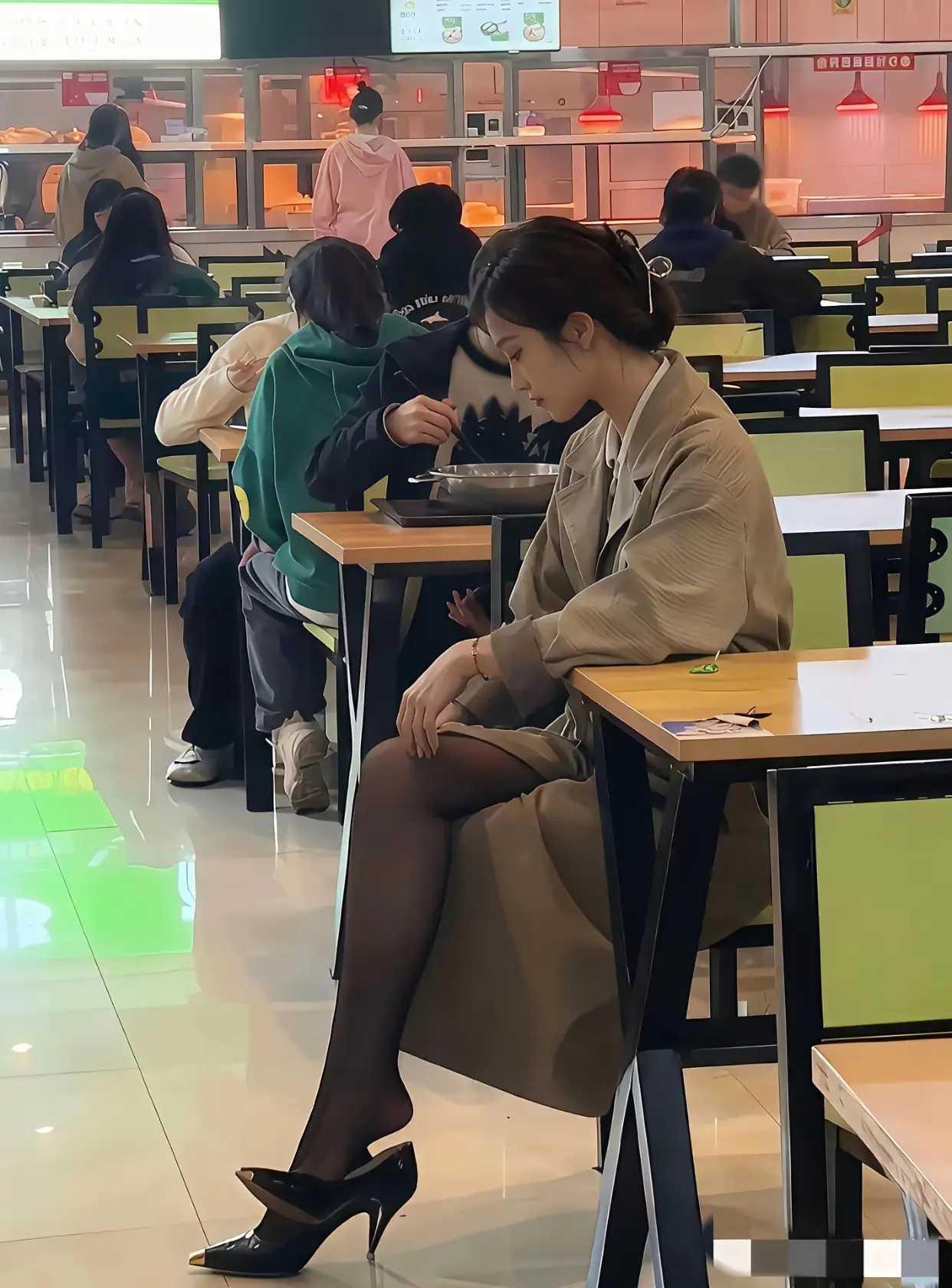 这应该是大学老师