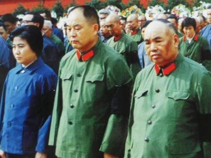 1976年，许世友参加毛主席追悼会，一张罕见的留影，画面右侧身着六五式军装、臂戴