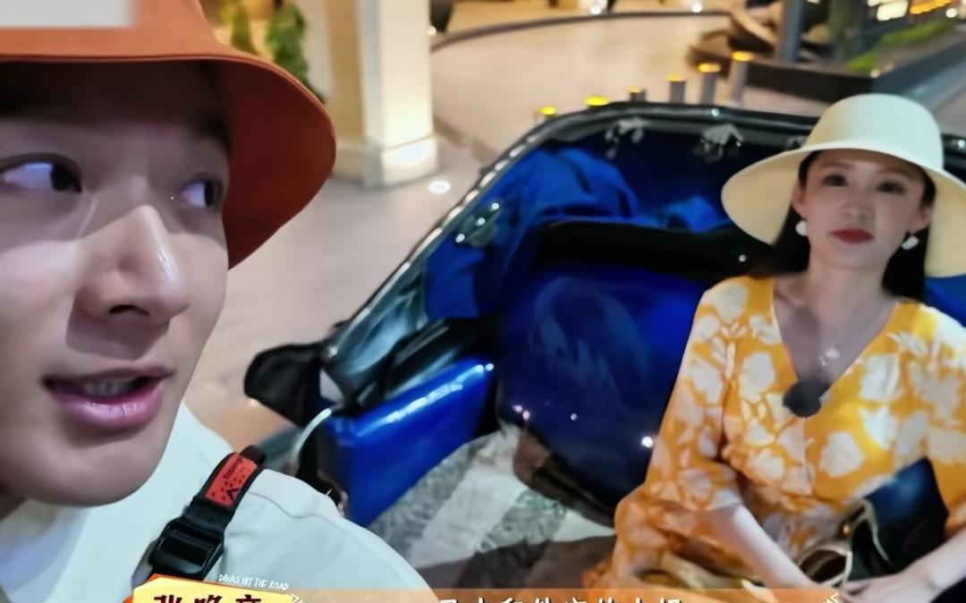 张晚意和李沁坐在一辆马车上，张晚意调侃自己和李沁是马夫和他家的小姐，李沁：“今天