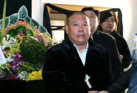 2006年，马季突然去世，没想到郭德纲穿着貂皮大衣去参加葬礼，大家纷纷指责他：太