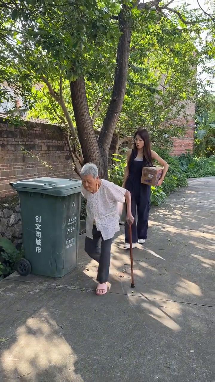 94岁外婆。如果不是亲眼所见我是万万不敢相信。